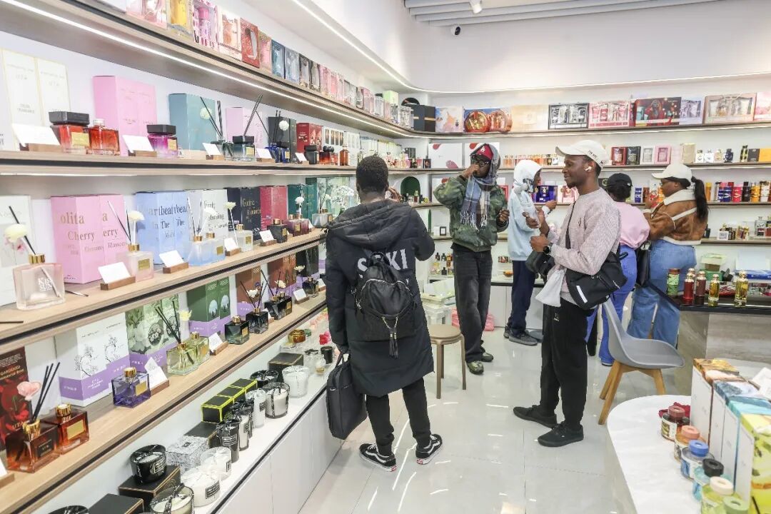 2月28日,外国客商在义乌全球数贸中心选购商品/新华社记者 徐昱 摄