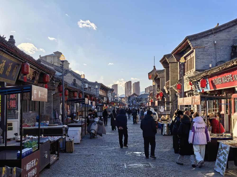2月1日,市民游客在呼和浩特市玉泉区塞上老街游览。新华社记者王雪冰 摄