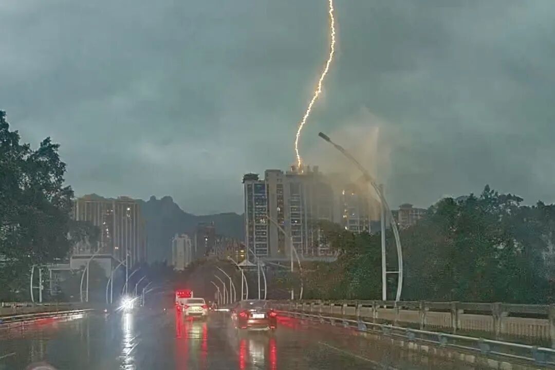 雷电击中金旅大厦