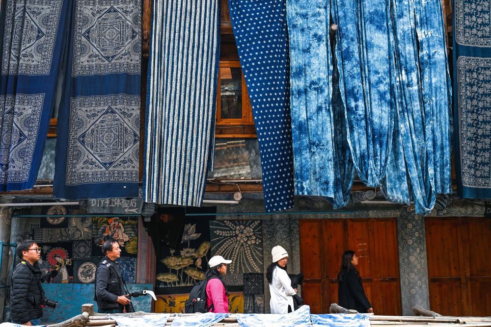 2025年12月19日,游客在贵州黎平县肇兴侗寨里游览。新华社记者 杨文斌 摄