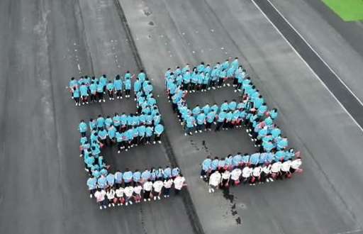 近日,九龙各界青年在红磡新海滨的主题庆祝活动中摆出“29”字样。