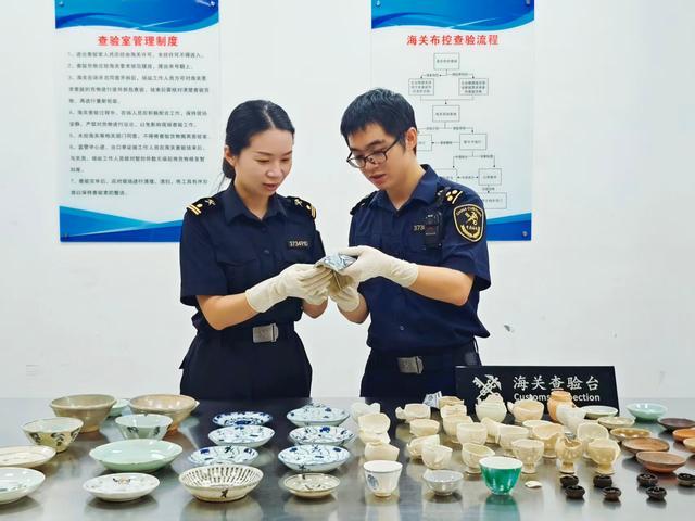 厦门海关在跨境电商出口包裹中查获71件文物。