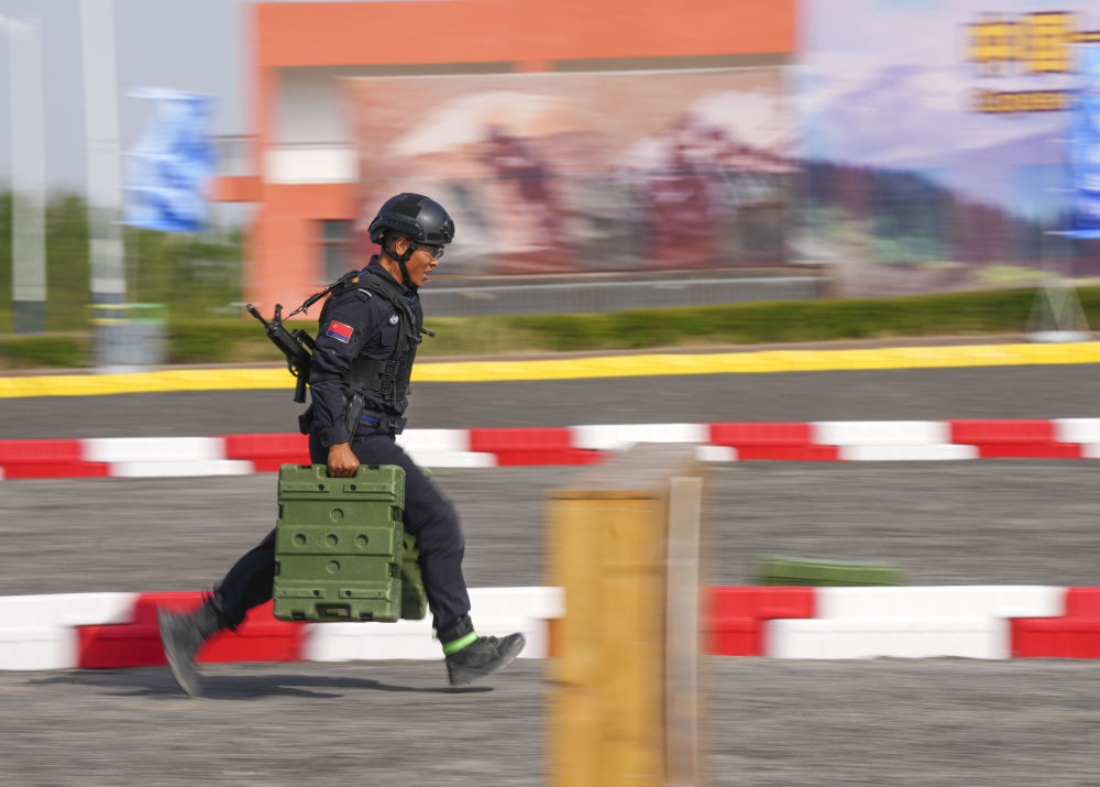 2025年9月8日，在新疆乌鲁木齐举行的首届中国—中亚公安内务部门特种警察技能挑战赛上，中国参赛队员谢冬在参与比赛。新华社记者 殷刚 摄