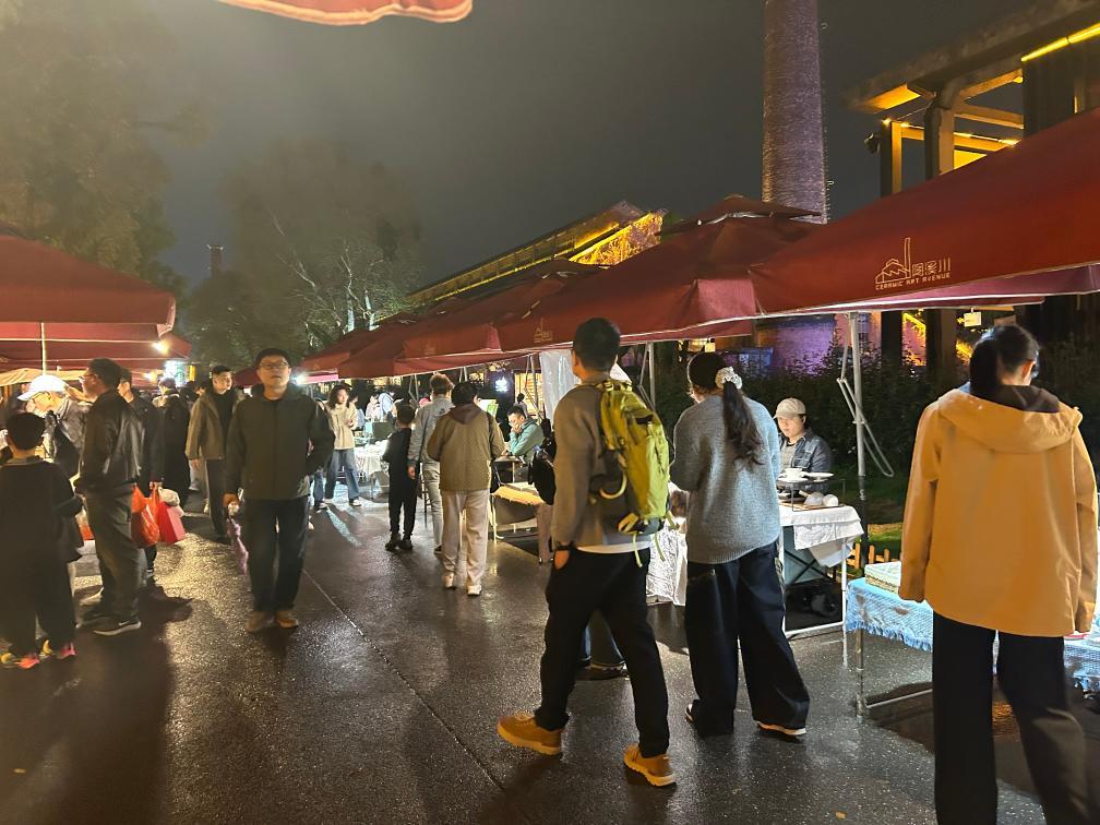 更新改造后的景德镇陶溪川文创街区市集。新华社记者王优玲 摄