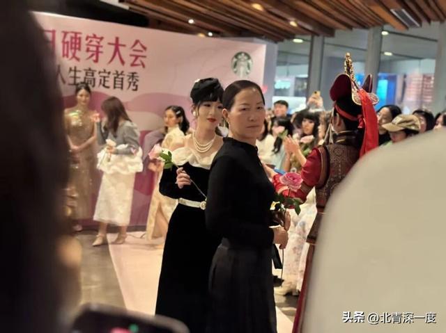 穿着黑色马面裙王美芝在北京三里屯参加“硬穿大会”