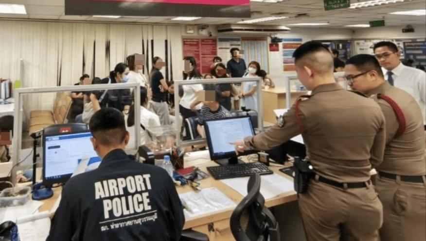 ▲学生及家长15日深夜向素万那普机场警察报案