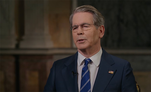 美国财政部长贝森特接受一档播客节目采访 视频截图