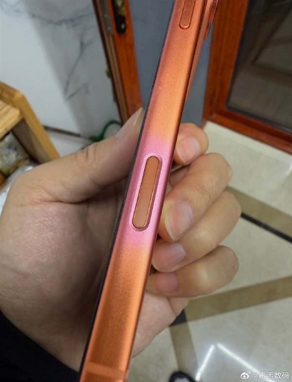 iPhone 17褪色遭集体投诉:有用户13999元官旗买只用一个月橙色变粉色