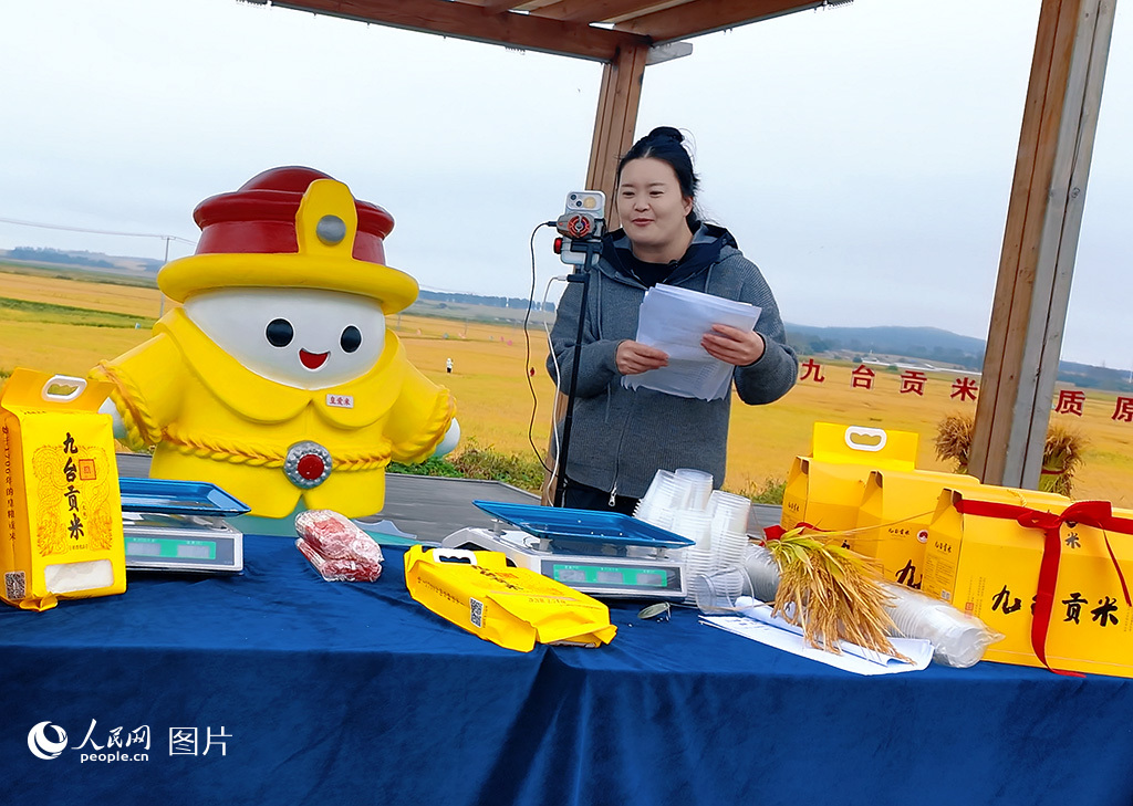 9月20日,九台贡米云上开镰活动现场,多位网络达人同步开启助农直播。稻田变直播间,收割、脱粒、装袋全程上镜,刚收获的新米从田间直连全国消费者的餐桌。借助直播新业态,农户的大米卖得更快、卖得更远,增收路也越走越宽,“云上开镰”变成“云端畅销”。人民网记者 王海跃摄