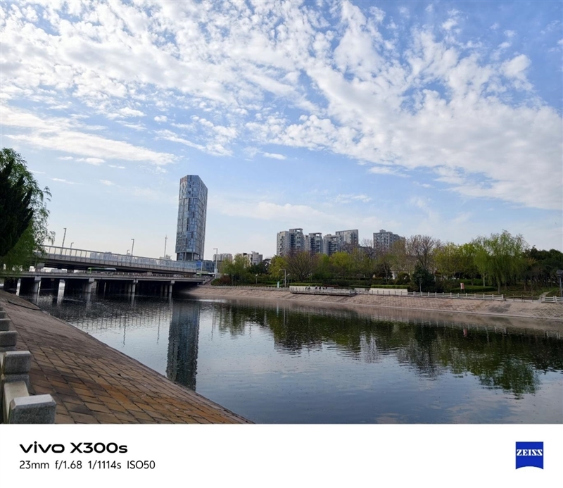 天玑9500搭配蔡司影像 vivo X300s手机全面评测:省心耐用的直屏主力机