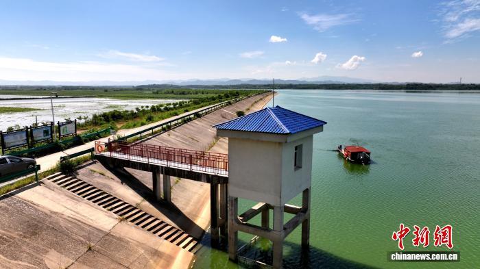 巡护员在赤壁黄盖湖湿地东港湖打捞漂浮垃圾。江陈 摄