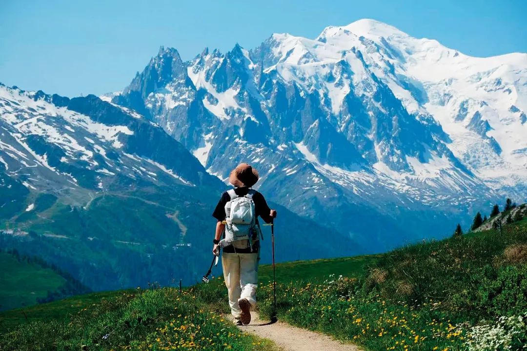 李丹在环勃朗峰徒步。图/受访者提供