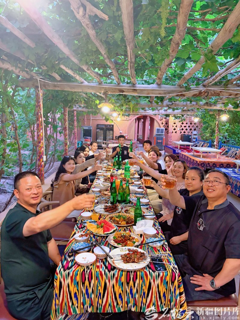 张凯（左一）端午节期间和员工、邻居聚餐2024正规配资哪家好 。受访人供图