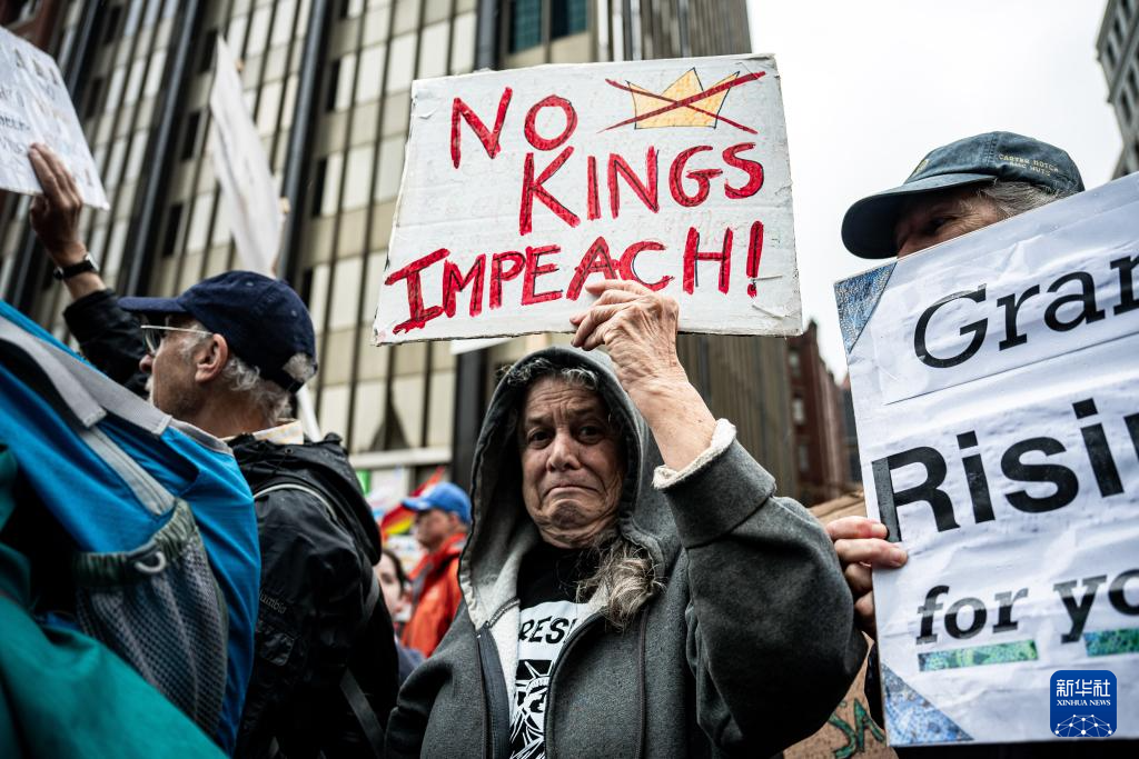 2025年6月14日,在美国马萨诸塞州波士顿,人们参加 “不要国王”抗议活动 图:新华社