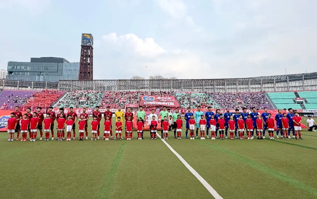 10月17日，华熙LIVE&middot;鱼洞&middot;体育场， 巴南明睿摩托队（红衣者）与铜梁仁和酒厂&middot;火龙队双方球员.jpg