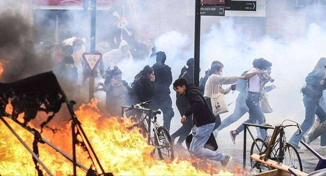 法国烧完意大利失控！仅一天2000人疯狂打砸，梅洛尼铁拳生锈了？
