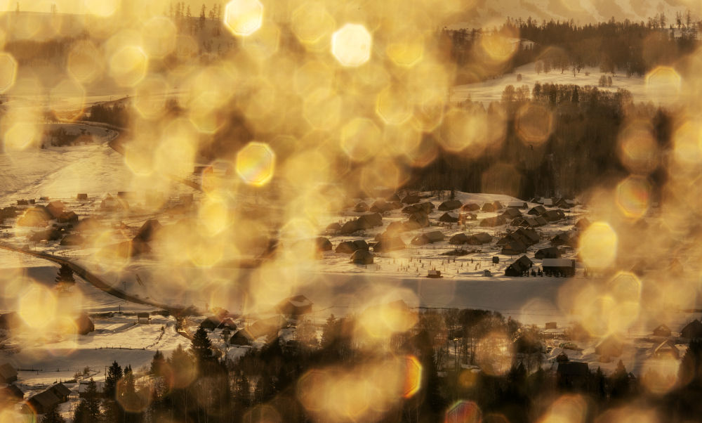 日出时分拍摄的新疆阿勒泰禾木村。新华社记者 费茂华 摄