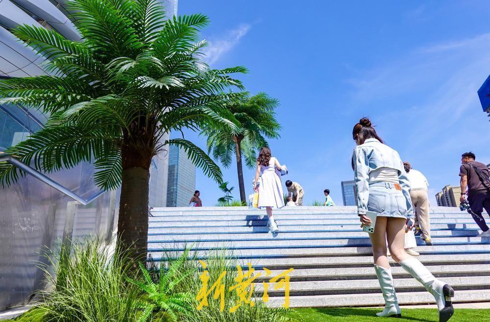 五一消费旺季将至 &nbsp;泉城商圈“吹”来海洋度假风
4月29日，随着五一假期的临近，泉城的节日氛围日益浓厚。为迎接即将到来的消费旺季，各大商家纷纷精心布置，推出特色