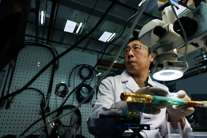 在位于北京怀柔的中国科学院物理研究所综合极端条件实验装置极低温强磁场量子振荡实验站，实验站负责人、副研究员李岗在准备实验测量杆（2026年1月26日摄）。新华社记者 金立旺 摄