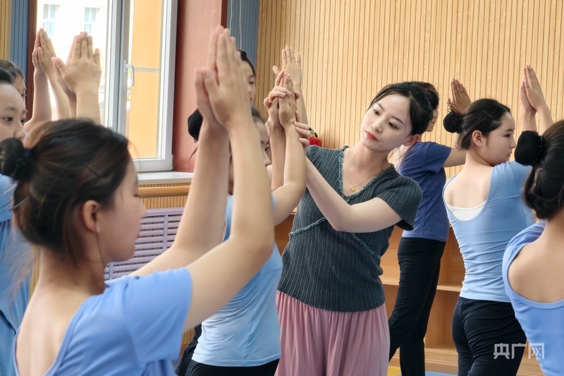 舞蹈老师李姝晓为幼教专业学生授课(央广网记者 张海东 摄)