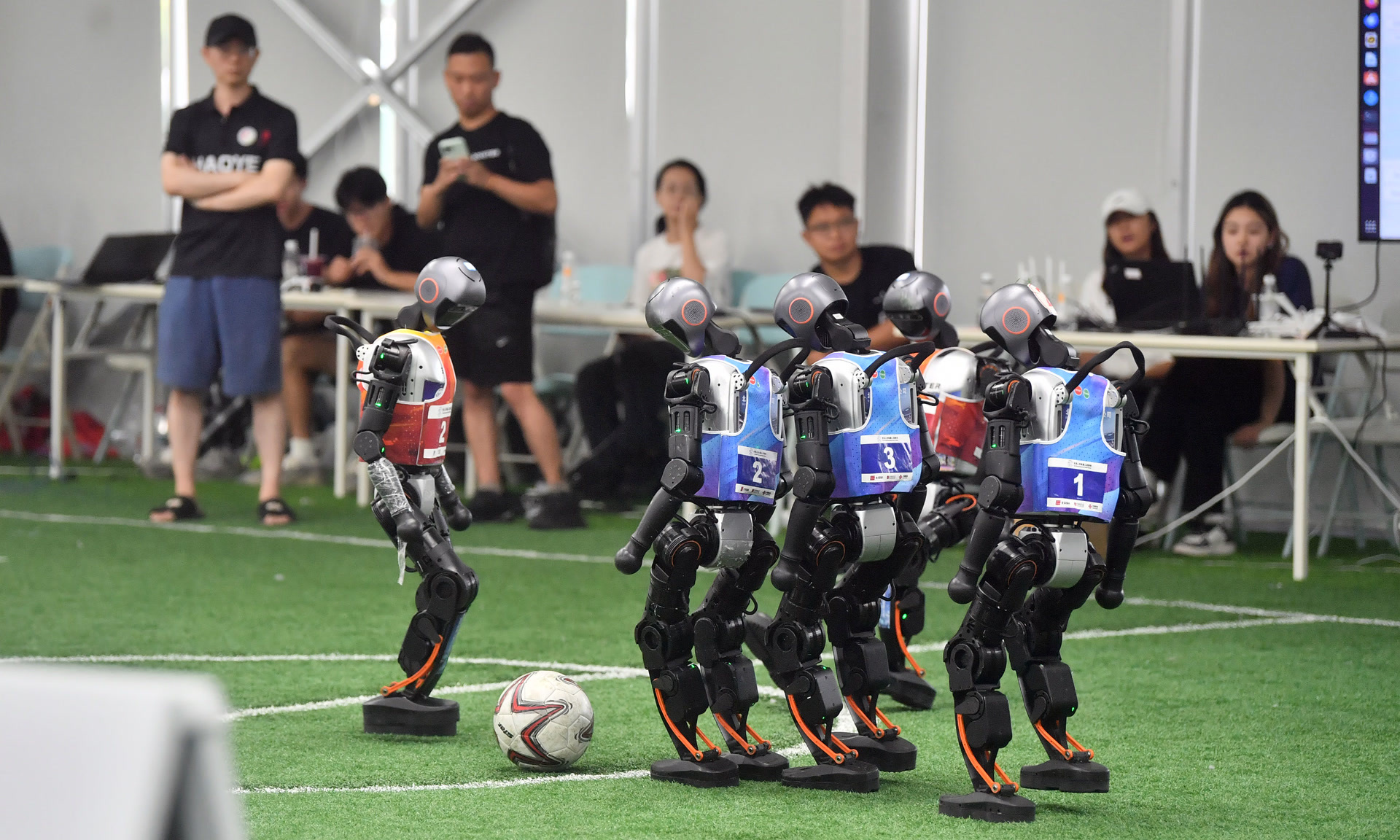 2025世界人形机器人运动会足球赛项预选赛 (资料图)北京日报记者 蔡代征摄