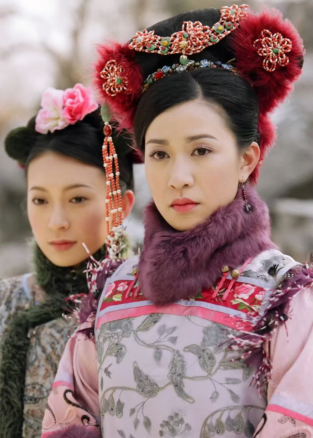 左一为周家怡，在剧中饰演侍女。出道早期，她饰演了许多像这样的龙套角色。（图/《金枝欲孽》）