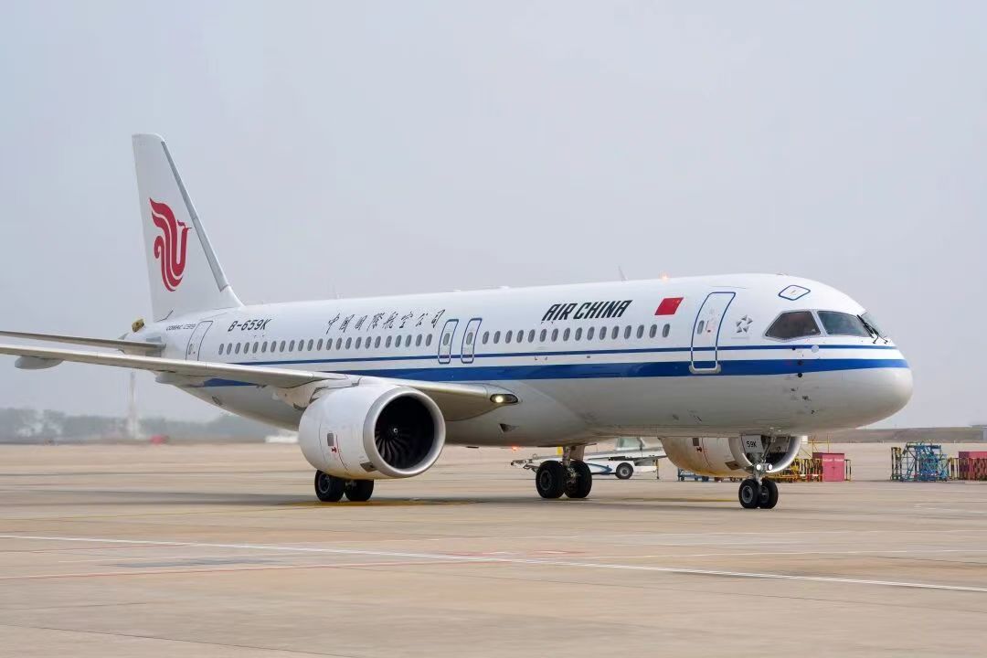 一架中国国航C919客机停靠在机场 中国国航微信公众号