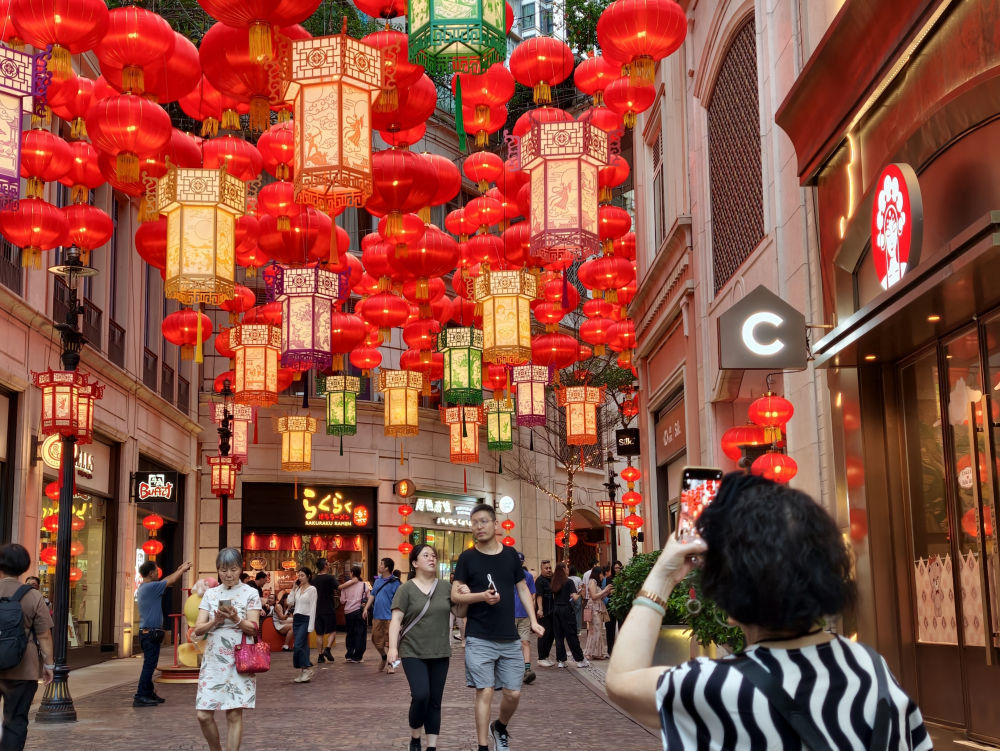 10月3日,游客在香港湾仔利东街拍照。新华社记者 贺小童 摄