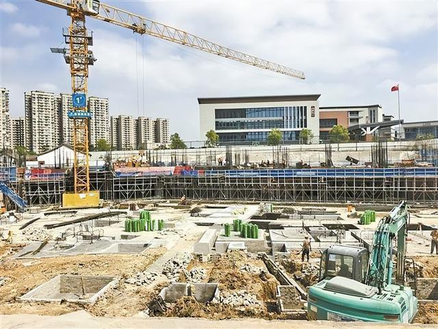 国庆假期,马銮湾(集美片区)老年养护院项目建设者们坚守一线。