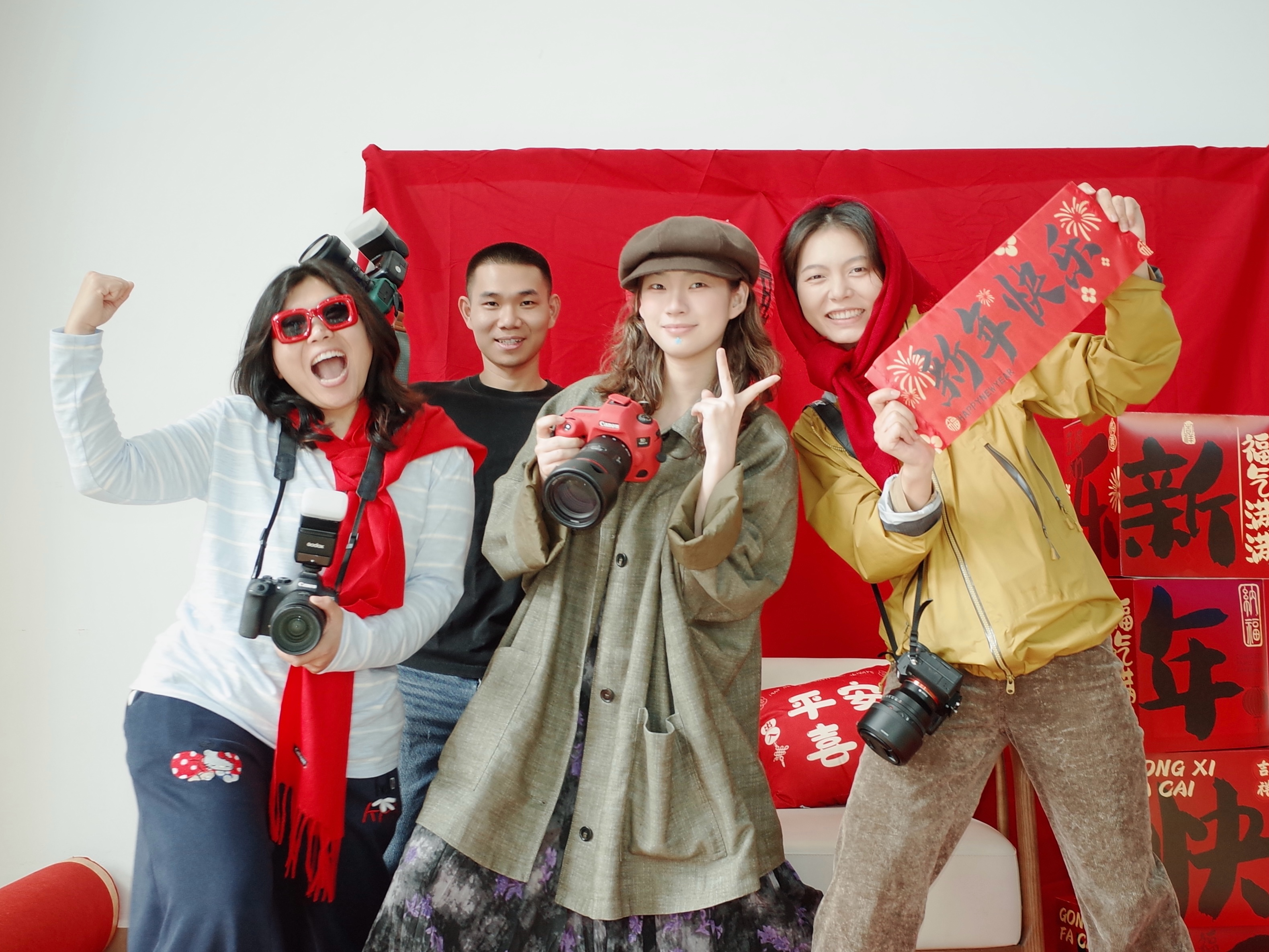 四人成团的“摄影小分队”。受访者供图