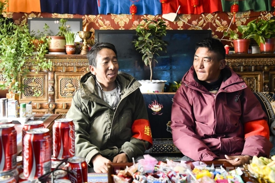 图为罗啟明（左）和边巴欧珠（右）向记者介绍典角村情况 摄影：赵振宇