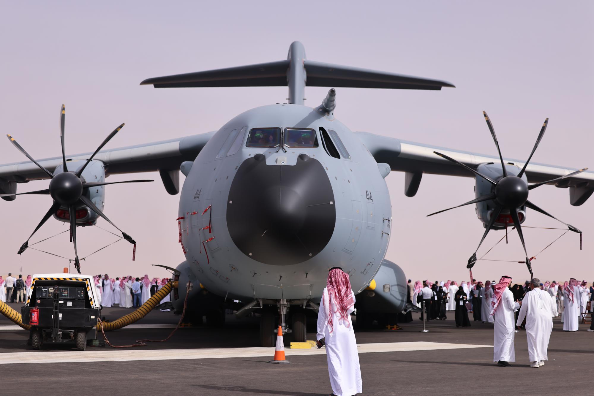 2月11日，在沙特阿拉伯利雅得举行的第三届沙特世界防务展上，观众在户外展区参观各类飞机。