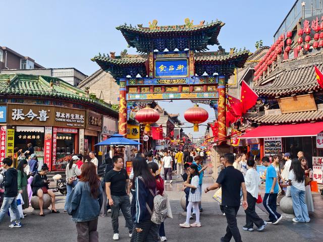 图为假期众多游客到钟楼街游玩