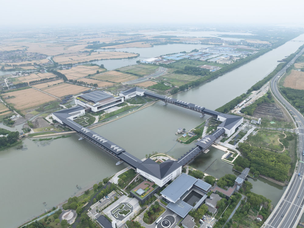 这是跨越沪苏浙三个省级行政区域的建筑工程、长三角生态绿色一体化发展示范区标志性建筑——方厅水院外景（2025年5月28日摄，无人机照片）。新华社发（嵇子鉴 摄）