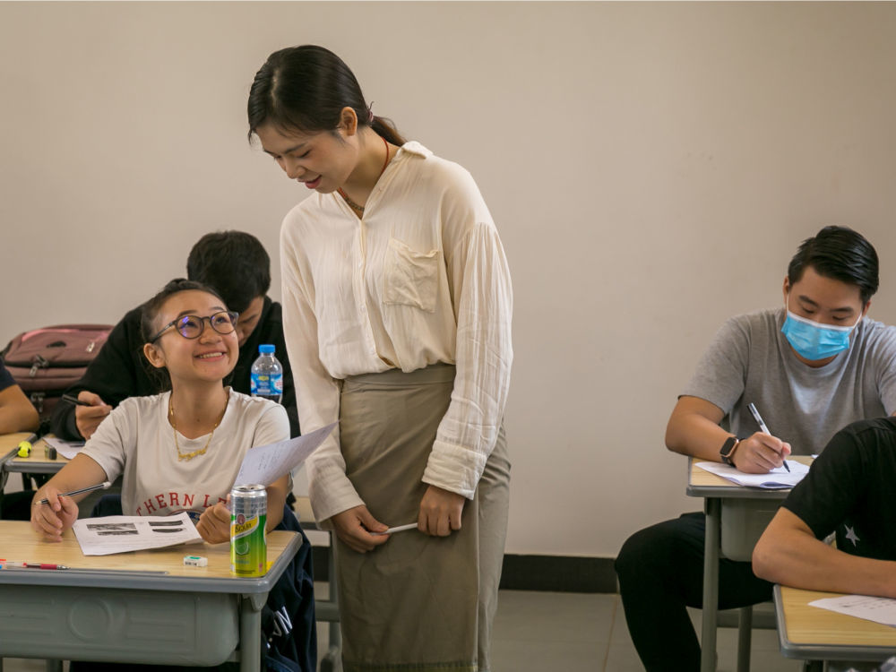 2020年7月15日，在老挝首都万象的老挝国立大学孔子学院，一名中老铁路老挝籍学员与老师交流。这些学员经过中文强化学习、铁路专业理论学习，来华现场实作培训和专业岗位技能培训后，通过考核即可成为中老铁路员工，入职火车司机、调度员、设备维修人员和基础设备维修人员等4类岗位。
