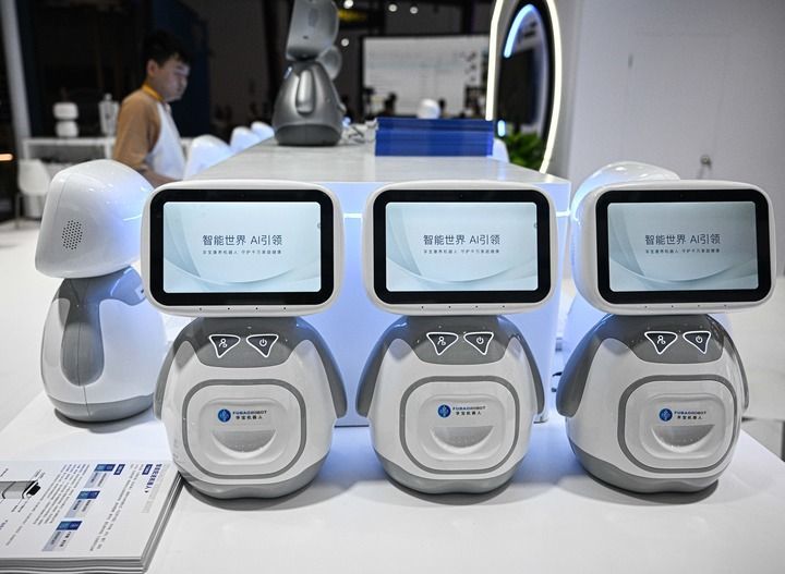 2026年4月11日在第六届消博会主会场拍摄的康养陪伴机器人。新华社记者 蒲晓旭 摄