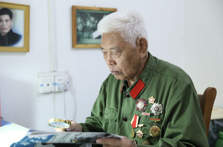 李延年在广西南宁家里看书(2019年9月19日摄)。新华社记者 张浩 摄