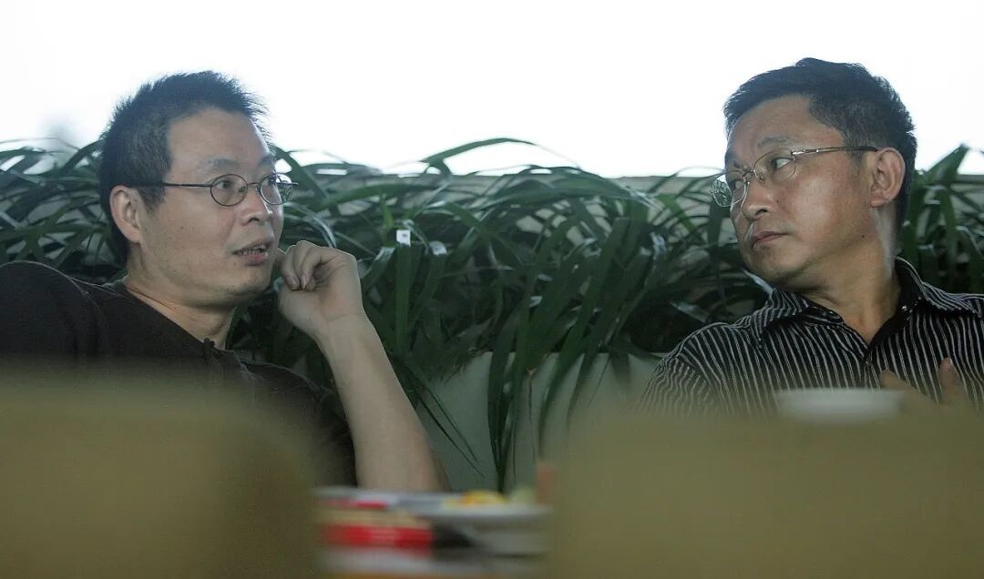 2010年,麦家与阿来(右)在成都共同出席活动(资料图,陈蒙川摄)
