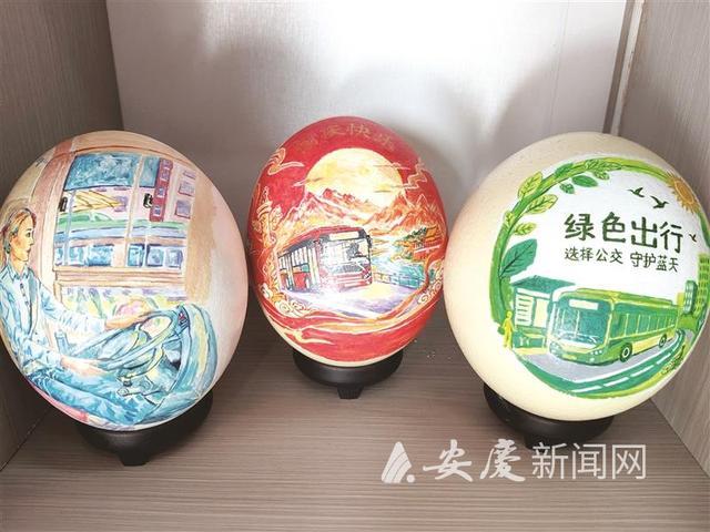 章飞的部分蛋壳微雕作品。