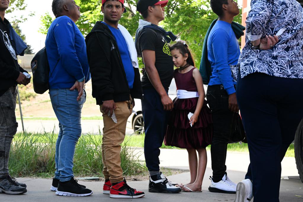 ◆委内瑞拉移民在丹佛市的一个移民处理中心排队等食物。这座曾经的全美最宜居城市大量收容移民,引发本地居民强烈不满。