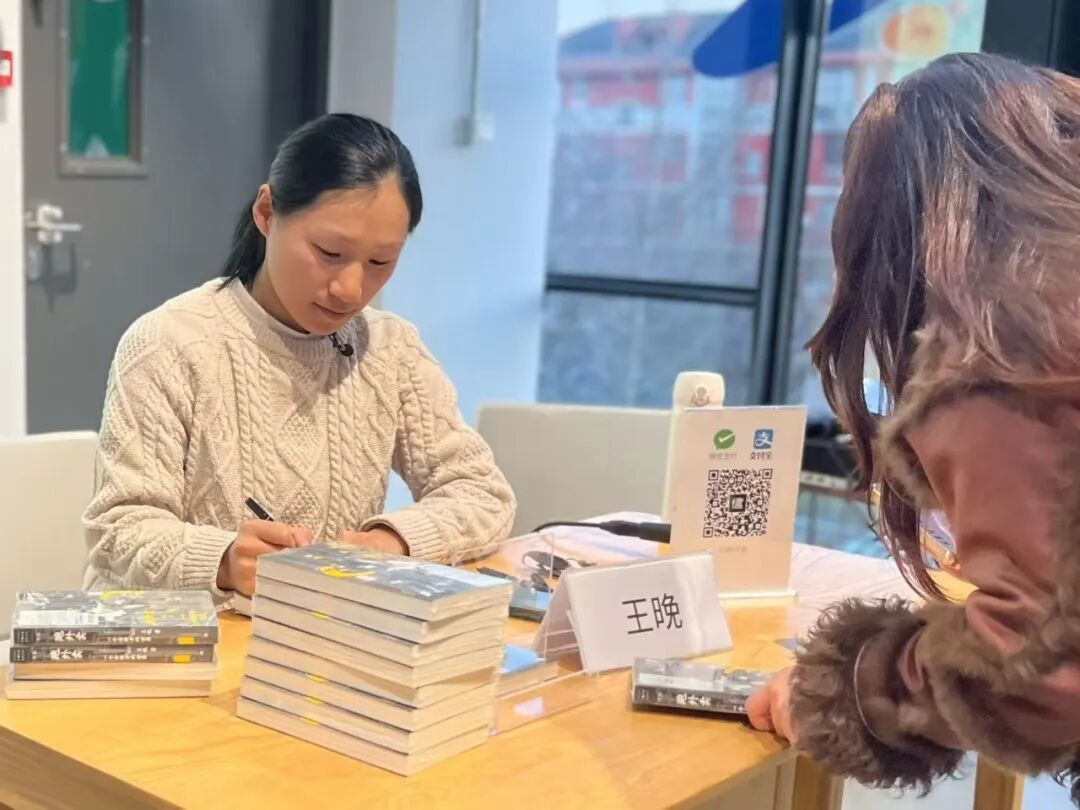 新书分享会上,王晚在签售新书《跑外卖》 图|计巍