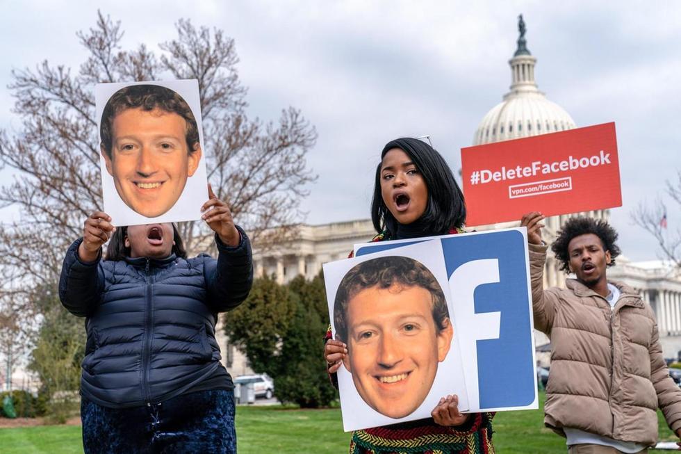 2018年,抗议者在美国国会大厦附近举起“删除Facebook”的标语,表达对个人数据和隐私问题的不满。