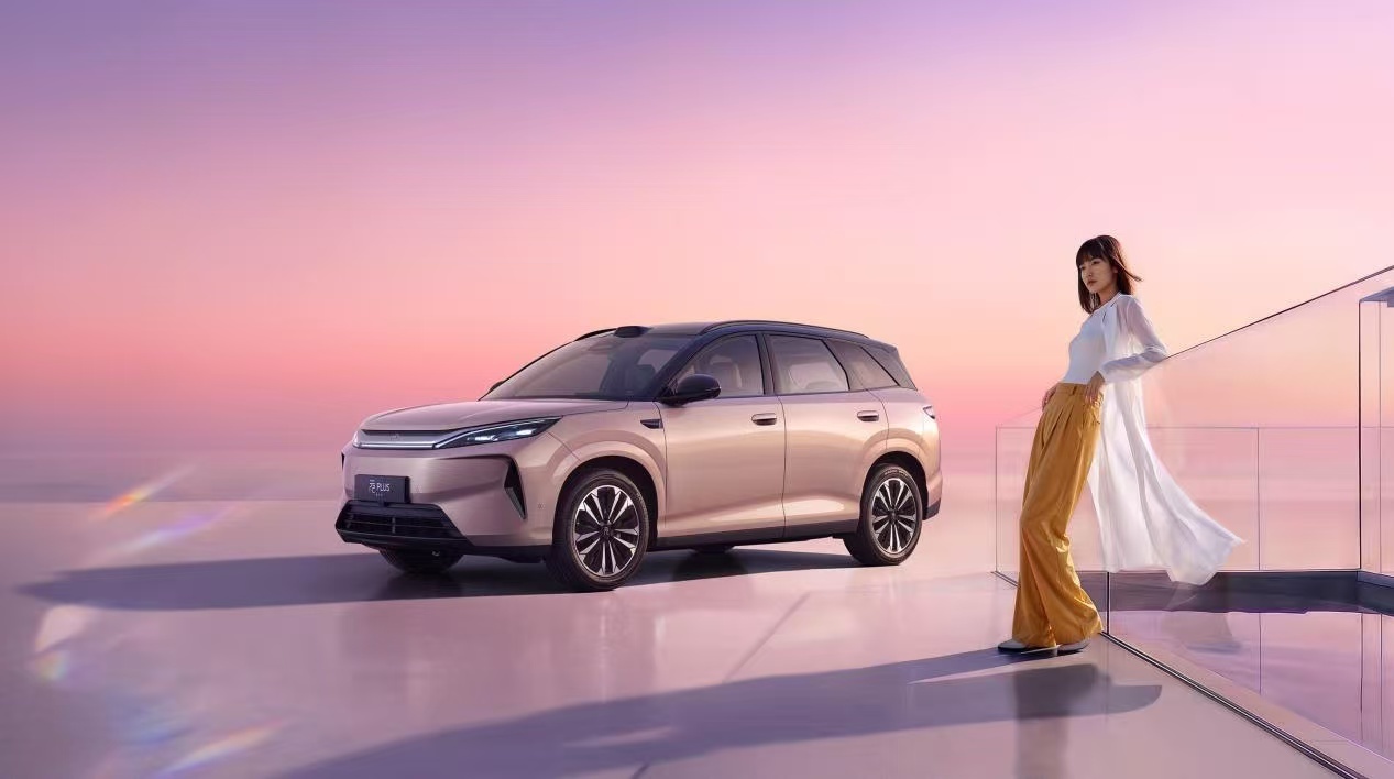 王楚然倾情代言 第三代元PLUS上市 续航标杆A级SUV