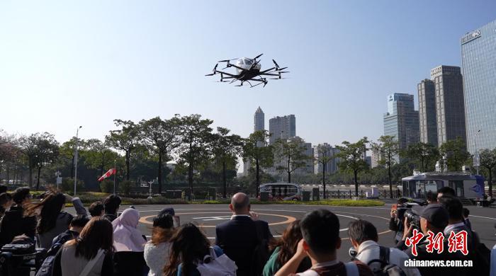 2月2日,广东广州,亚太经合组织(APEC)第一次高官会及相关会议参会代表参观飞行汽车。中新社记者 韦杰夫 摄