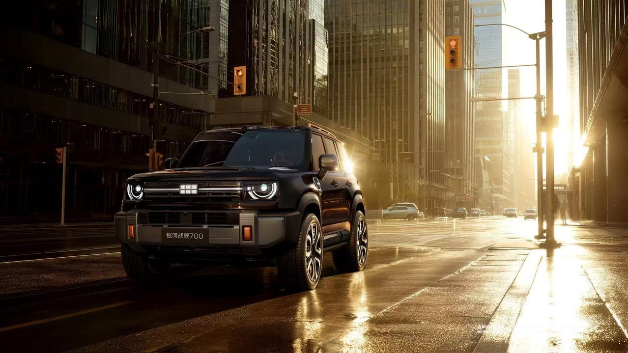 【全新硬派中大型SUV，吉利银河战舰700首发亮相】7月24日，银河