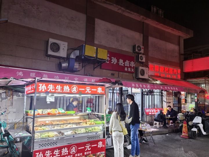 3月22日，天津市南开区水上公园街道通园路，“老孙热卤串”店外有客人在点餐。新华每日电讯记者 杨文 摄