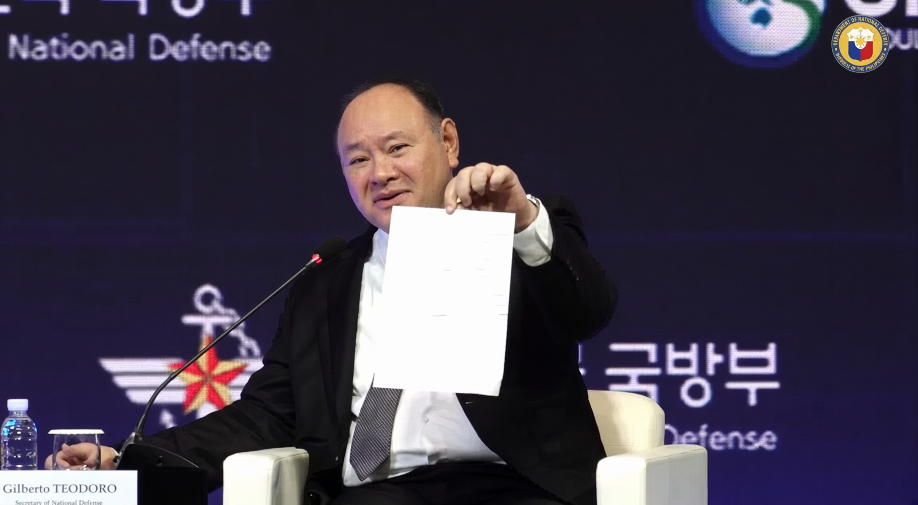 菲防长现场被递上一张纸条,内容与中方公开立场一致菲律宾国防部
