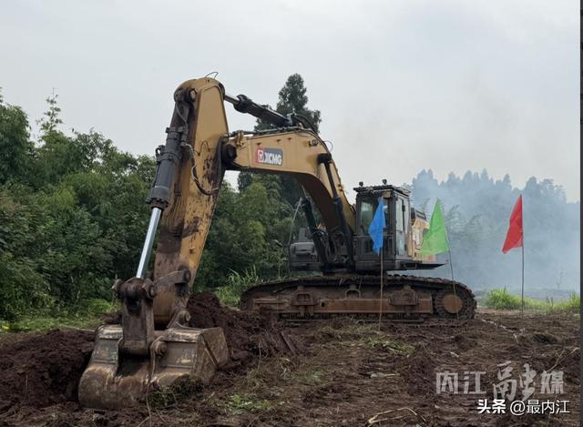 绵遂资内铁路遂宁至内江段站前工程3标李家湾大桥红线进地清表现场