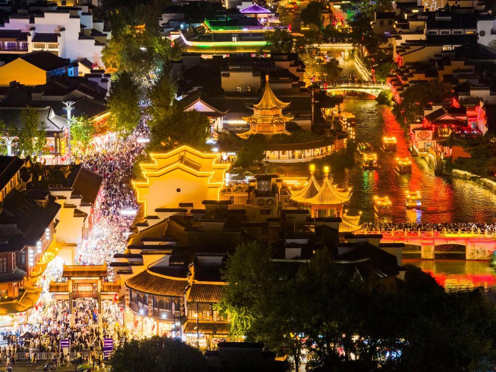 10月5日,游客在南京夫子庙景区夜游赏景(无人机照片)。 新华社发(史俊摄)
