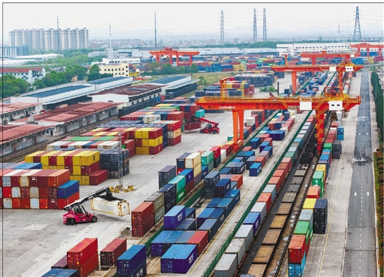 图为义乌西站，“义新欧”中欧班列正在装箱作业。通讯员 胡肖飞 摄